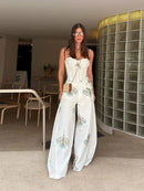 Conjunto Feminino Casual Primavera 2026: Camisola Estampada com Recortes Laterais e Alças Finas e Calça Pantalona - Moda Boho Elegante
